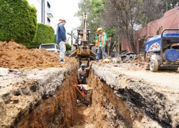 Rehabilita Soapa tubería de drenaje en calle principal de la capital oaxaqueña
