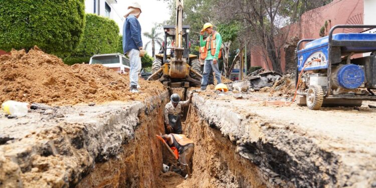 Rehabilita Soapa tubería de drenaje en calle principal de la capital oaxaqueña