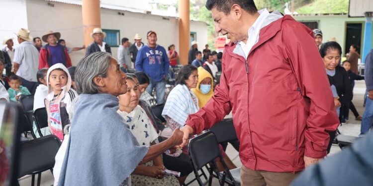 Compromete Salomón Jara acciones de infraestructura social  en la Sierra de Juárez