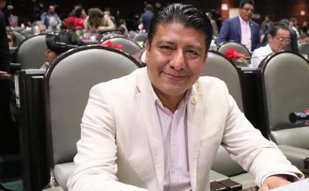 Los libros de texto son un apoyo didáctico para maestras y maestros; no hay que hacer juicios a priori. La educación debe priorizar la formación humanista en los diferentes contextos que se viven en nuestro país. Diputado Azael Santiago Chepi