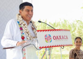 Da Salomón Jara Cruz banderazo de inicio del programa Caminos Bienestar