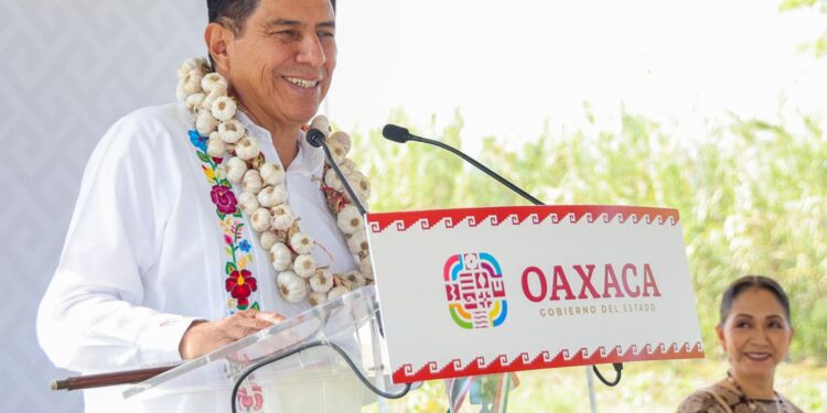 Da Salomón Jara Cruz banderazo de inicio del programa Caminos Bienestar