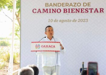 Dan Salomón Jara Cruz y Antonino Morales Toledo, banderazo de inicio del programa Caminos Bienestar*