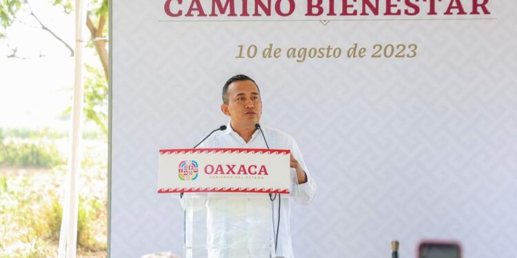 Dan Salomón Jara Cruz y Antonino Morales Toledo, banderazo de inicio del programa Caminos Bienestar*