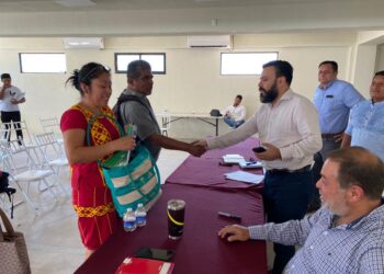 Atiende Sego a transportistas del servicio de taxi en el Istmo