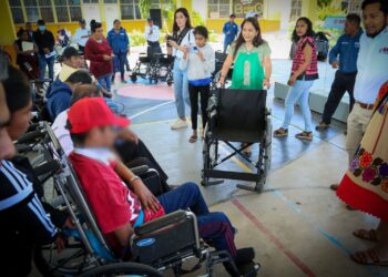 Entrega DIF Oaxaca apoyos alimentarios y aparatos funcionales en la Mixteca