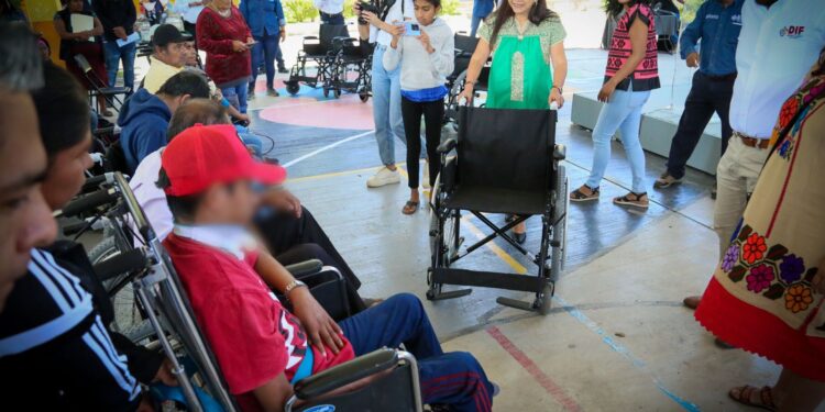 Entrega DIF Oaxaca apoyos alimentarios y aparatos funcionales en la Mixteca