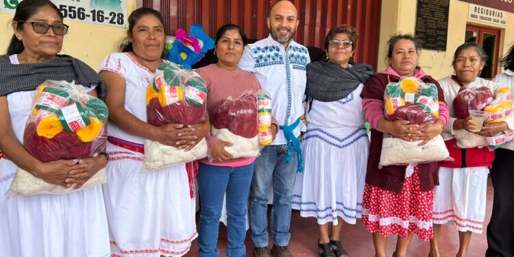 Activan acciones de rescate de artesanía textil en la Mixteca