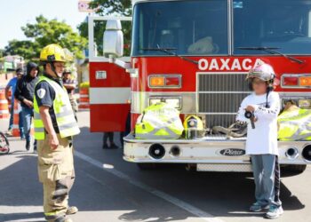 Interactúa Heroico Cuerpo de Bomberos con niñas y niños oaxaqueños