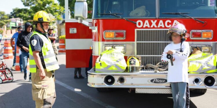 Interactúa Heroico Cuerpo de Bomberos con niñas y niños oaxaqueños
