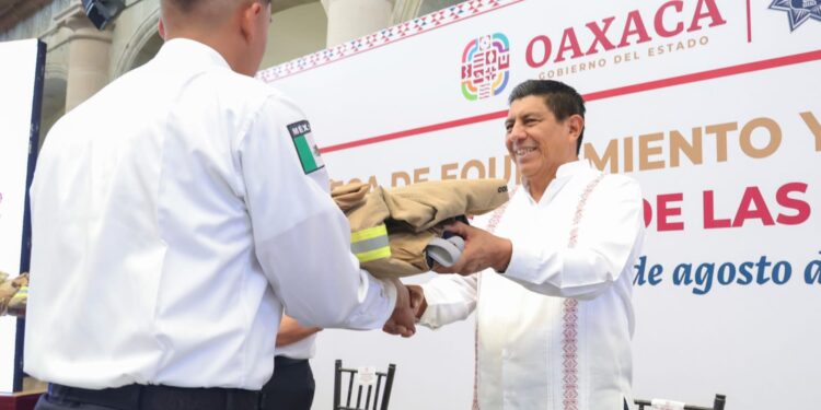 Entrega Gobernador Salomón Jara placas de pecho y equipos de protección a nuevos elementos del Cuerpo de Bomberos