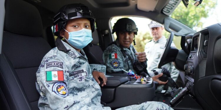 Julio César, adolescente con leucemia, cumple sueño como Guardia Nacional por un día