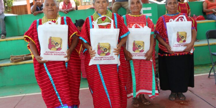 Arranca Alfabetización para el Bienestar en Río Venado, zona Triqui