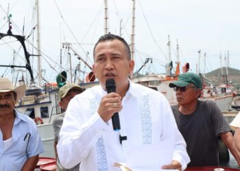 Gestiona y entrega Nino Morales, diésel a Unión de Productores y Organizaciones de la Industria Pesquera