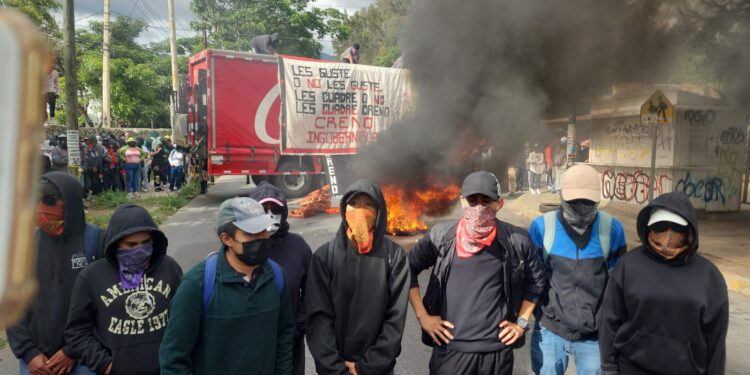 Exhorta IEEPO a normalistas modificar sus acciones de protesta y evitar daños a la educación 
