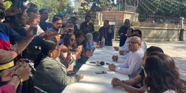 Convoca Gobierno de Oaxaca al diálogo público a extrabajadores del IEBO; estos rechazan ofrecimiento