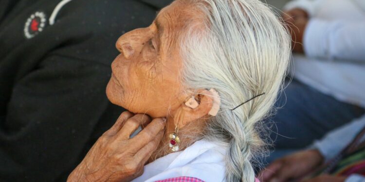 Habitantes de Valles Centrales, Costa e Istmo reciben de manera directa auxiliares auditivos y prótesis oculares