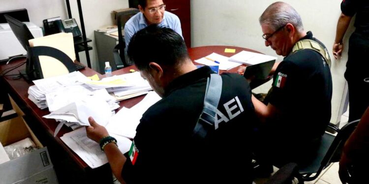 Realiza Fiscalía de Oaxaca operativo en oficinas de Secretaría de Movilidad; asegura equipo de cómputo y documentos