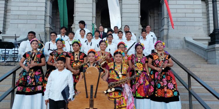 Promueve Banda Filarmónica Sandunga cultura musical de Tehuantepec en Denver