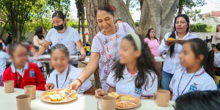 Ofrecen alimentación nutritiva al alumnado de la primaria Benito Juárez de Santa Rosa Panzacola