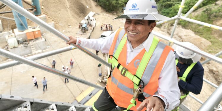 Supervisa Gobernador Salomón Jara avances del viaducto de San Vicente Coatlán