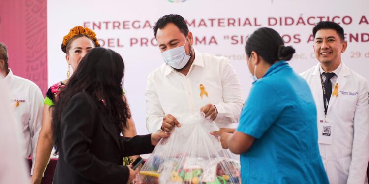 Entrega IEEPO material didáctico como parte del programa Sigamos Aprendiendo… en el Hospital
