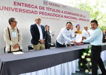 Realiza IEEPO entrega de títulos profesionales a egresados normalistas de la UPN, Unidad 201