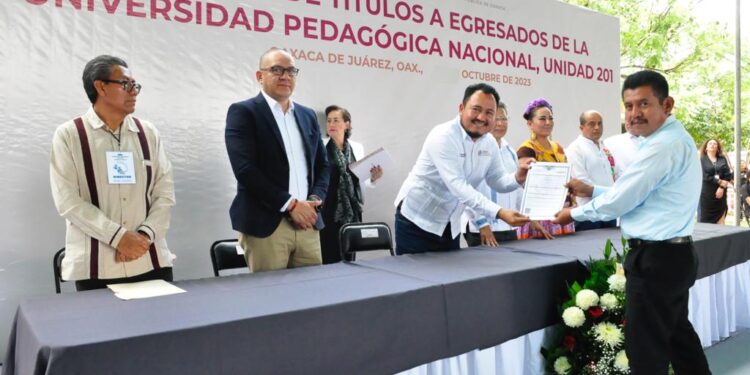 Realiza IEEPO entrega de títulos profesionales a egresados normalistas de la UPN, Unidad 201
