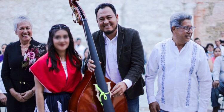 Recibe Orquesta Sinfónica Infantil y Juvenil del IEEPO nuevos instrumentos y uniformes