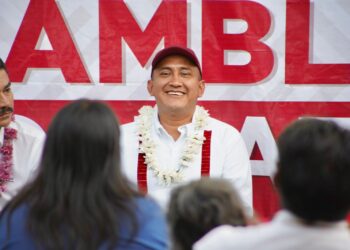 Recuerda Nino Morales su niñez en Asamblea Informativa de la Central de Abasto, como vendedor de mangos 