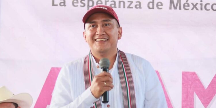 Caminar organizados propone Nino Morales a pueblos de la Sierra Sur