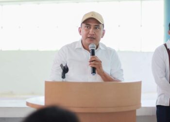 Hacer oír su voz en la toma de decisiones que afectan el futuro del país, pide Nino Morales a jovenes de la UABJO