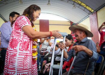 Cuida DIF Oaxaca salud visual, alimentaria y movilidad de habitantes de la Sierra Sur
