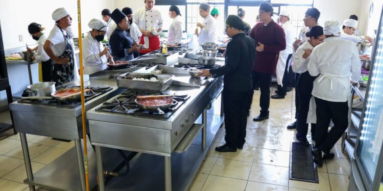 Inician clases presenciales más de mil 500 estudiantes de la UTVCO