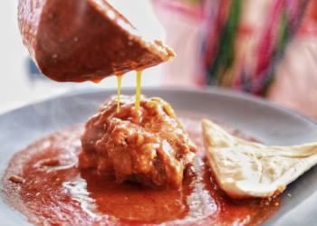 Festejan en la capital la cultura culinaria ancestral de la Mixteca con el Festival del Mole de caderas