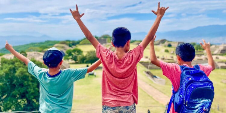 Las personas sordas cuentan con una intérprete de LSM para conocer Monte Albán