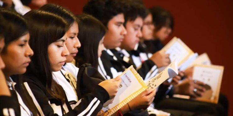 Presenta Seculta material bibliográfico y didáctico en la FILO 2023