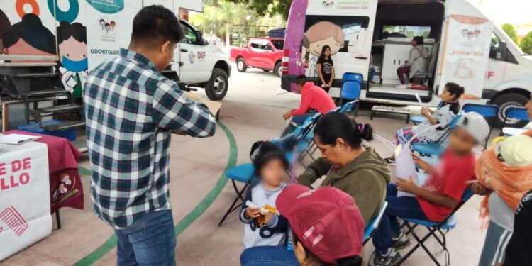 Caravana de Unidades de Cuidados DIF visita 22 municipios de la Sierra Sur