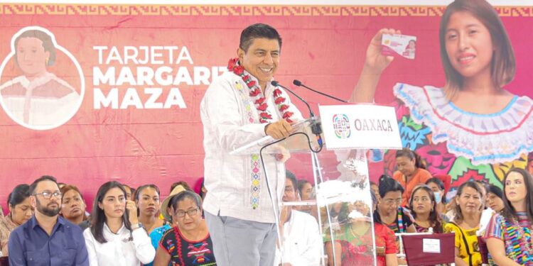 Con entrega de tarjetas Margarita Maza refrenda Gobierno de Oaxaca su compromiso con las mujeres de Tuxtepec