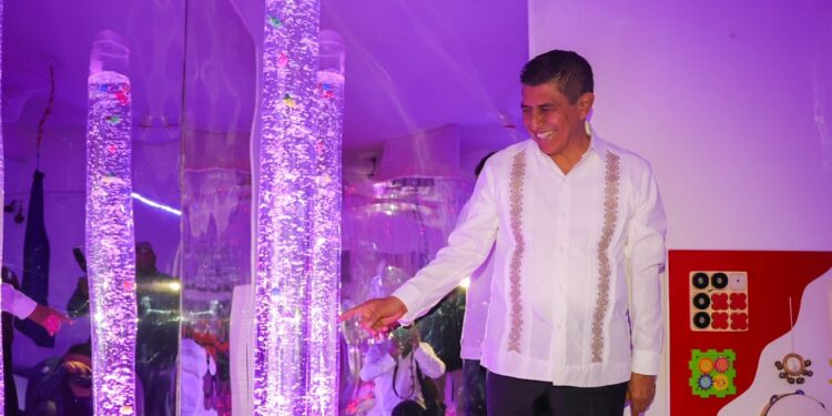 Oaxaca a la vanguardia en políticas de inclusión, inaugura Centro de Autismo Nyela To Bidao, abrazando a la niña y al niño