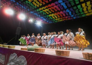 Las tradiciones de la Costa oaxaqueña visten de alegría y color la playa Zicatela con la Guelaguetza del Mar