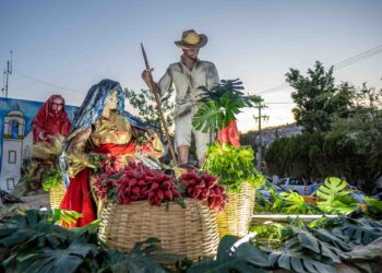 Celebra Gobierno de Oaxaca Primer Desfile de Noche de Rábanos
