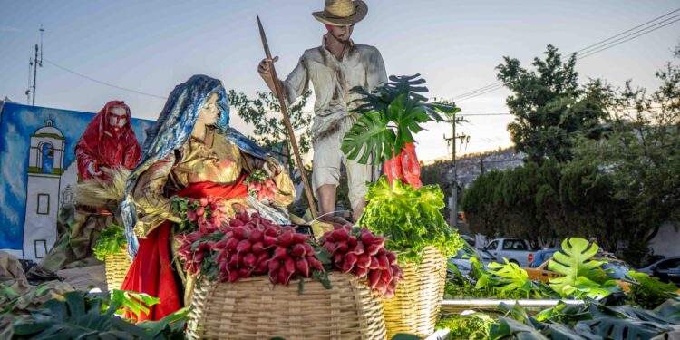 Celebra Gobierno de Oaxaca Primer Desfile de Noche de Rábanos