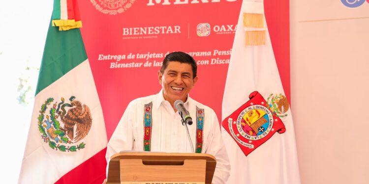 Entrega Salomón Jara primeras tarjetas de pensión para personas con discapacidad de 0 a 64 años