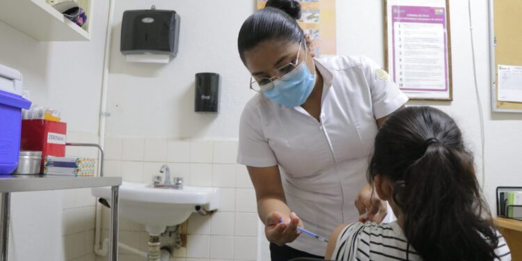 Invita SSO a población vulnerable a vacunarse contrala influenza estacional