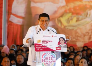 Encabeza Gobernador Salomón Jara Cruz entrega de Tarjeta Margarita Maza a jefas de familia de las ocho regiones