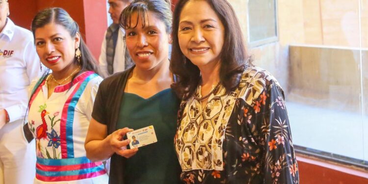Entrega DIF Oaxaca acreditaciones a Comités DIF Municipales de Sistemas Normativos Indígenas