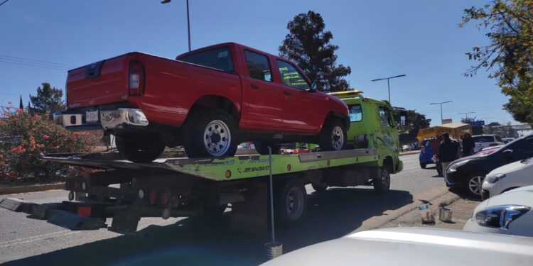 Fiscalía de Oaxaca realiza operativo en tianguis de autos de Brenamiel para garantizar legalidad en compra-venta de vehículos; aseguran camioneta