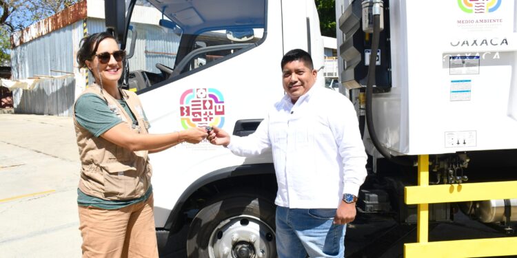 Tendrá Matías Romero Avendaño manejo integral de residuos sólidos con nueva unidad recolectora