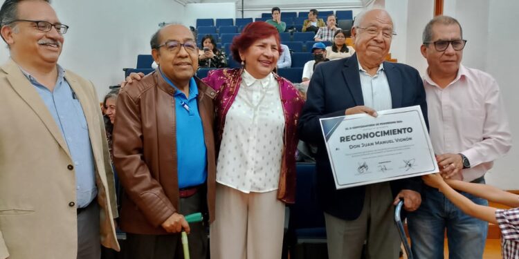 Reconoce “Conversatorio de Periodismo 2024” la trayectoria del decano Juan Manuel Vignón